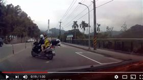 新北,快速公路,騎士,雙黃線,警車,罰單（圖／翻攝自臉書爆料公社3.0）https://www.youtube.com/watch?time_continue=1&v=22AkB3y529c