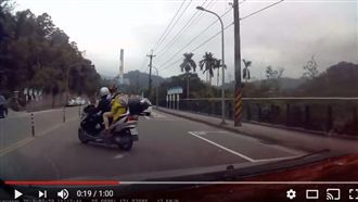 不服取締！騎士不要命載孩跑給警察追
