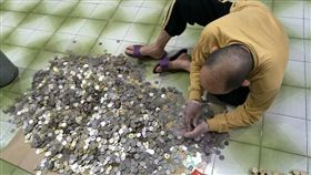 不少人都會在家中放個存錢筒，定時投入零錢存錢。有網友分享他叔叔存了長達6年的存錢筒，叔叔剖開後，數了4小時才算出總金額為27萬，不少網友看到之後，紛紛直呼「太狂了！」（圖／翻攝自爆廢公社）
