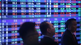 台股續創新高國際股市續揚，台股也跟著攀升，16日指數再創27年多來新高10774.21點，其中太陽能組群可望組成國家隊，成為盤面最為亮眼的族群。加權股價指數終場上漲50.12點，漲幅0.47%，收在10774.21點，成交值新台幣1256.60億元。中央社記者吳翊寧攝　106年10月16日