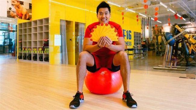 何守正一身紅拜年　遭酸以為只穿黃旗