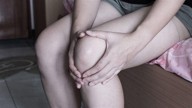 醉男假裝撿東西　將臉埋進女大腿內側