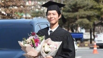 大學畢業了！朴寶劍穿學士服帥照曝光