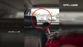 出遊塞車陣中　駕駛尾隨救護車開路肩