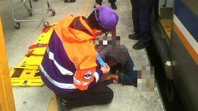 中壢旅客落軌遭撞　台鐵影響950人