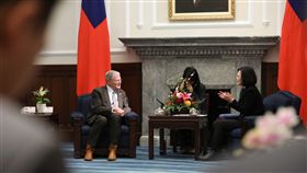 蔡英文總統21日上午接見美國參議院「台灣連線」共同主席殷霍夫（James Inhofe）及參眾議員訪問團。（圖／總統府提供）