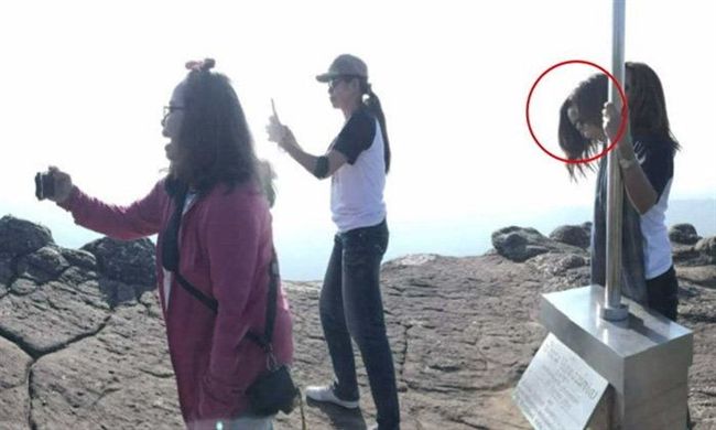 大白天見鬼？泰國女拍照多出一顆頭