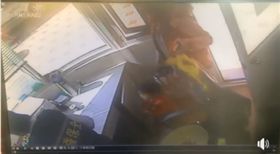 外遇狠母春節丟包愛女　無辜孩春節待警衛室嚎啕大哭
圖／翻攝自我是頭份人臉書
https://www.facebook.com/groups/149186258604468/permalink/848198322036588/