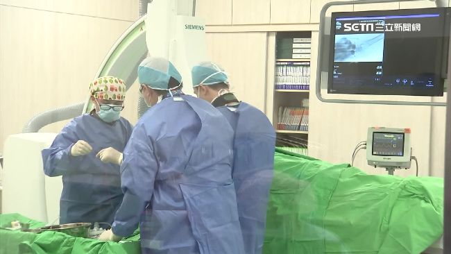 八旬嬤吃不下　取出「乒乓球」胃結石
