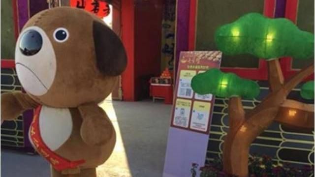 他大熱天扮玩偶…竟被酸「智能不足」