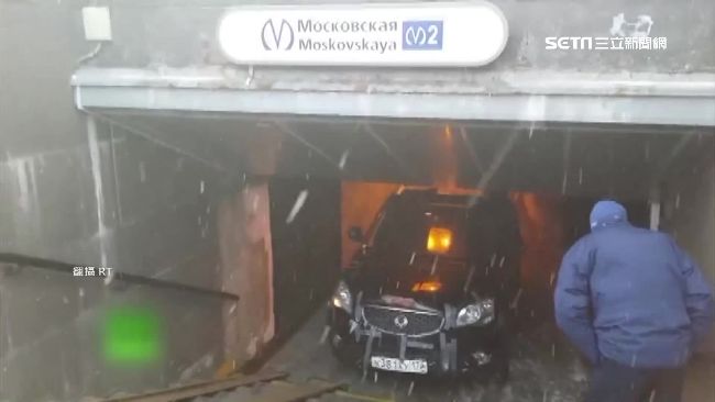 戰鬥民族打賭輸　開車闖地鐵民眾驚逃