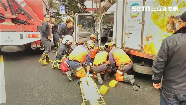 小心！7旬老翁過馬路遭貨車捲車底！