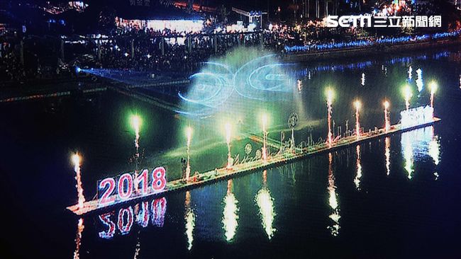 魔光幻影水上展演！陳菊揪愛河畔賞燈