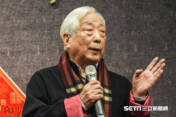 台灣大學22日新春團拜,歷任校長出席並發表針對校長遴選爭議看法。 圖/記者林敬旻攝