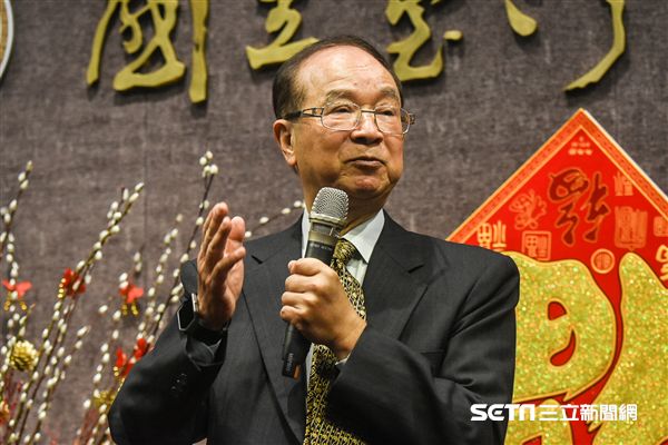 台灣大學22日新春團拜,歷任校長出席並發表針對校長遴選爭議看法。 圖/記者林敬旻攝