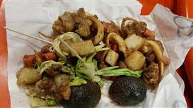 日前有網友控訴高雄3包鹹酥雞要價1045元，掀起熱議。昨（21）日又有一名蘇姓網友爆出他在同家鹹酥雞店花360元買到臭酸的蘿蔔糕、雞皮和發黃的高麗菜等，害他吃到嘴巴發麻，氣得在網路示警，希望大家不要踩到地雷。（圖／翻攝自爆料公社）