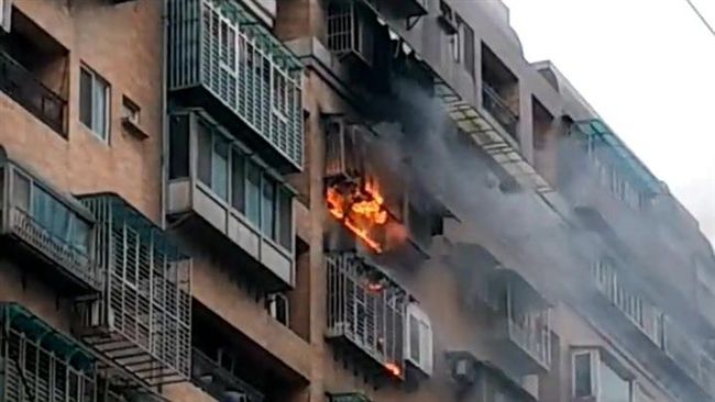 中和大樓雨遮突竄火　警消赴援灌救