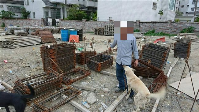 機車載滿鋼筋　男遭警盤查全露餡啦！