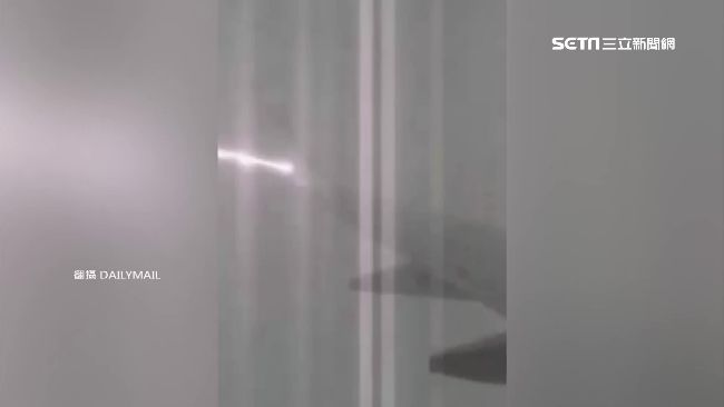 機翼遭「天打雷劈」照飛　乘客狂尖叫
