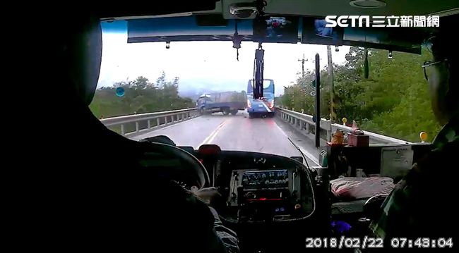 畫面曝光！賞櫻遊覽車彎道超車害撞車