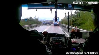 畫面曝光！賞櫻遊覽車彎道超車害撞車
