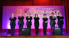 海基會21日在圓山飯店舉辦「2018大陸台商春節聯誼活動」，蔡英文總統（中）出席與台商團拜。（圖／海基會提供）