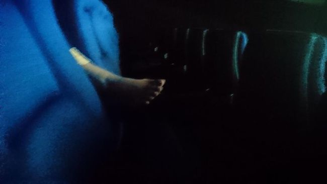 女看電影被伸赤腳　「關節發出聲音」