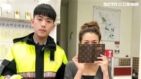 知名網模正妹黃綸綸，日前不慎遺失護照，所幸民眾路過拾獲並送交派出所，王姓警員發現失主為女網模，遂透過臉書私訊黃綸綸，讓她得以在出國前拿回護照，旅程並未因此受到耽誤（翻攝畫面）