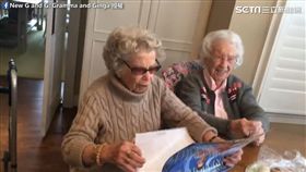 高齡奶奶看猛男寫真月曆。（圖／翻攝自New G and G: Gramma and Ginga臉書）