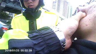 通緝犯拒捕被逮　還上演「咬舌自盡」