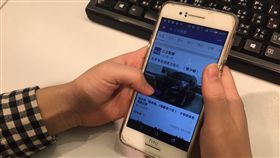 滑臉書、新聞媒體、用手機