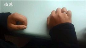 大陸男子過年吃太胖手指胖到戒指拔不下來（圖／翻攝自澎湃新聞）