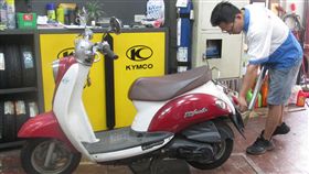 車行為機車進行排氣檢測桃園市政府環保局長沈志修指出，二行程機車因為較老舊，加上引擎結構易有燃燒不完全的情況，行駛時排氣管中累積的油垢蒸發易產生青白煙。圖為機車行人員為機車進行排氣檢測。中央社記者吳睿騏桃園攝　106年12月12日