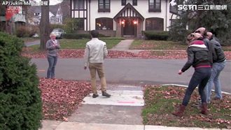 散步被「恐龍」包圍　男友秒變訓獸師