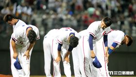 世大運中華棒球隊隊球員蘇智傑、林安可、總教練郭李建夫、球員范國宸，除向全國人民道歉外並說明中韓之戰中華隊輸球原因。（記者邱榮吉/攝影）