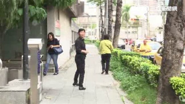 莊圓大師退休爽爽過　十指緊扣清秀女