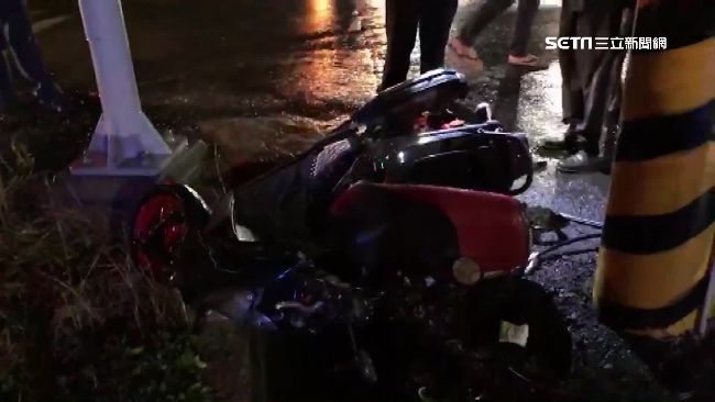 疑天雨路滑...女騎士自撞電桿命危