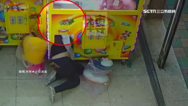 軟骨功發威！　女塞進夾娃機洞口偷娃