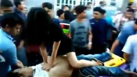 泰國正妹賣力替病患進行心肺復甦術（圖／翻攝自臉書）