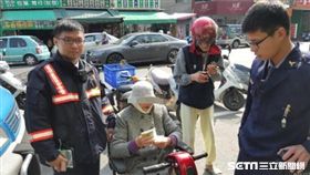 八旬郭婦接獲假孫子來電，誆稱過年包紅包需要10萬元，郭婦前往郵局準備匯款，所幸行員通報警方前來協助，成功攔阻一場詐騙，沒讓假孫子有機會得逞（翻攝畫面）