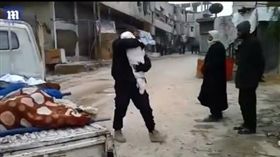 敘利亞首都大馬士革附近的東古塔區遭轟炸，許多無辜百姓、孩童慘死（圖／翻攝自推特）