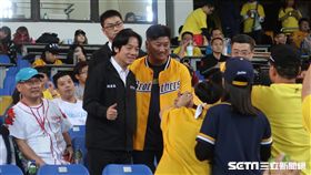 ▲行政院長賴清德與中信慈善基金會董事長辜仲諒一起在洲際球場看球。（圖／記者蕭保祥攝）