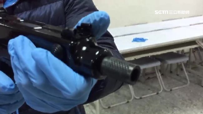 檳榔攤掩護！警破2樓賭場見衝鋒槍