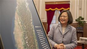 蔡英文總統接見「福爾摩沙衛星五號（福衛五號）團隊」。（圖／總統府提供）