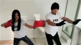 李玖哲與久違的「李太太」相馬茜，驚喜現身祝大家新年快樂。（圖／翻攝自網路）