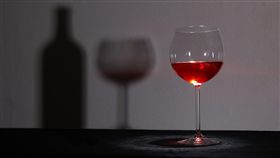 喝酒,飲酒,酒駕（圖／翻攝自Pixabay）
https://pixabay.com/zh/%E7%8E%BB%E7%92%83-%E9%85%92-%E5%BD%B1%E5%AD%90-%E9%85%92%E6%9D%AF-%E7%9C%BC%E9%95%9C-%E9%80%8F%E6%98%8E-%E5%BF%83%E6%83%85-%E5%8F%97%E7%9B%8A-%E9%AB%98%E