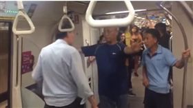 新加坡男在地鐵上辱罵大陸男（圖／翻攝自YouTube）