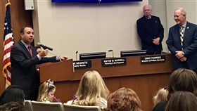 美參議員涉性騷擾至少6人　被開除前自行宣布辭職
美國參議員 孟多薩 Tony Mendoza(左)
圖／翻攝自MrTonyMendoza Twitter
https://twitter.com/MrTonyMendoza/status/951671611572105216