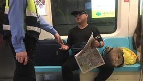 一人搭捷運佔4個位！　站長勸不聽叫警察來