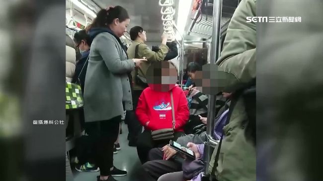 不爽腳被碰撞　兩名女乘客車廂內互嗆